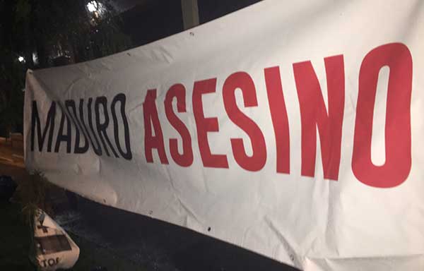Venezolanos hicieron un “pancartazo” frente a la embajada de Venezuela en Costa Rica | Foto: Twitter