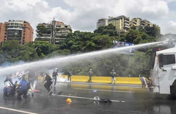 Un muerto y más de 170 heridos deja represión en Caracas | Foto: Twitter