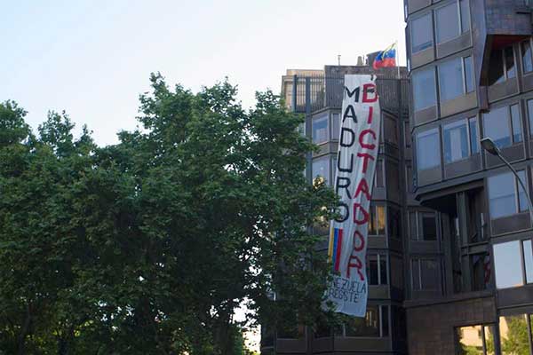 Pancartas en rechazo a Maduro adornan las calles de Barcelona en España | Foto: @LuzMelyReyes
