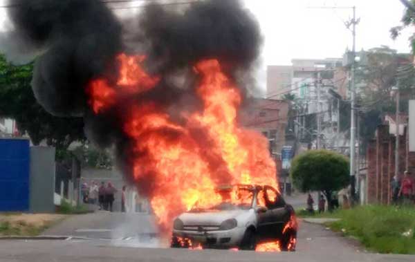 Incendiaron tres vehículos en Táchira durante represión de la GNB | Foto: @galindojorgemij 