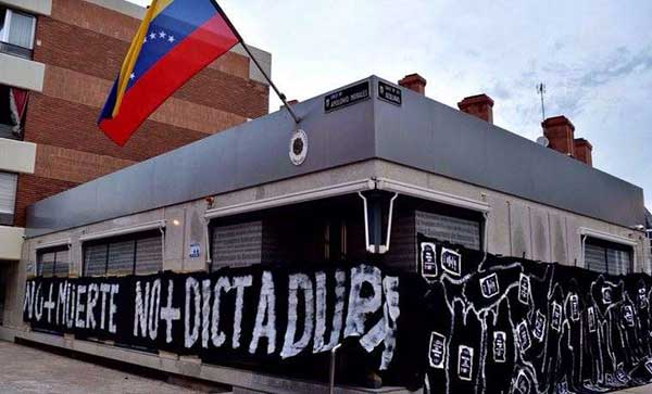 Enlutada amaneció fachada de Consulado de Venezuela en Madrid | Foto: Twitter