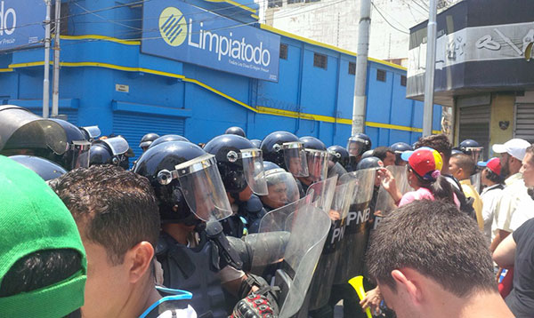 Policía arremete contra manifestación opositora en Puerto La Cruz | Foto: @jakyarazi