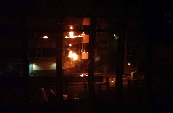 Saquearon supermercado e incendiaron sede del Seniat en Valera