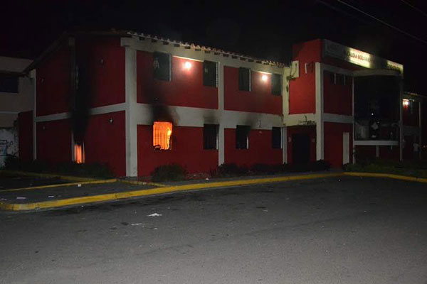 Quemaron sede de la Alcaldía de Santa Bárbara en el Zulia | Foto: @leoperiodista