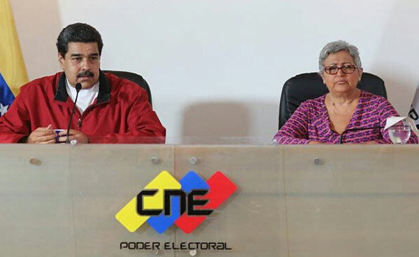 Maduro entregó bases comiciales a Tibisay Lucena para la Constituyente | Foto: 