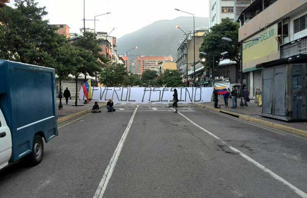 Jóvenes protestan en contra de Néstor Reverol en Chacao | Foto: @CarlosEscolar