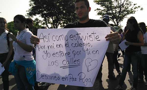 Ex compañeros de liceo de Augusto Pugas exigen justicia tras su asesinato | Foto: Correo del Caroní