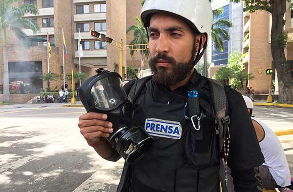 GNB lanzó bomba lacrimógena directo al rostro de un periodista | Foto: @sntpvenezuela 