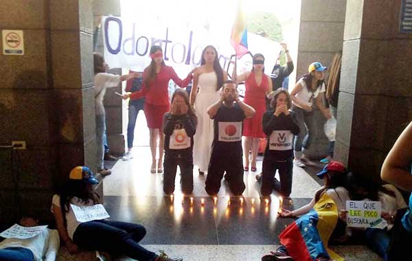 Estudiantes de odontología de la ULA protestaron contra la censura en Venezuela | Foto: @CatalizadorULA