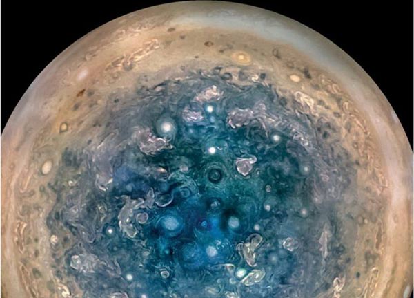 Sorprendente imagen del Polo Sur: la estructura de la nube polar en Júpiter es muy diferente a la de Saturno |Foto: NASA/JPL-CALTECH/SWRI/MSSS/BA.HALL/G.ROBLES