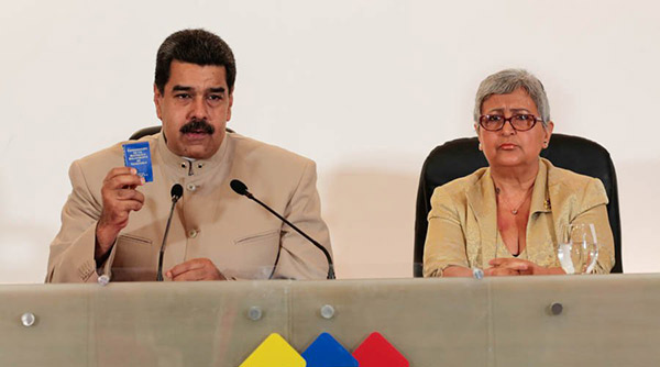 Nicolás Maduro junto a Tibisay Lucena | Foto: @PresidencialVen