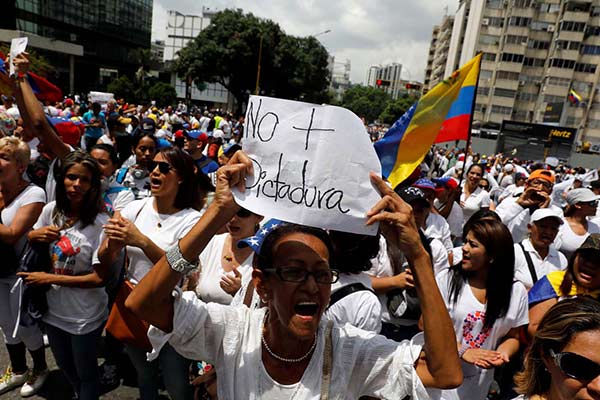 Mujeres alzaron su voz al grito de "No Más Represión! |Foto: Reuters