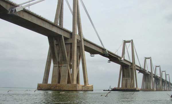 Hallan sin signos vitales a hombre que se lanzó del puente sobre el Lago de Maracaibo | Foto referencial