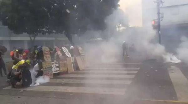 Efectivos de orden público desataron brutal represión contra manifestantes este #8May |Captura de video