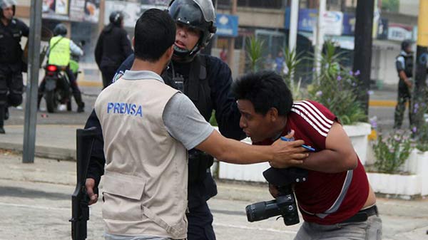 Momento en que Iván Ocando es agredido por PoliZulia | Foto: @sntpvenezuela