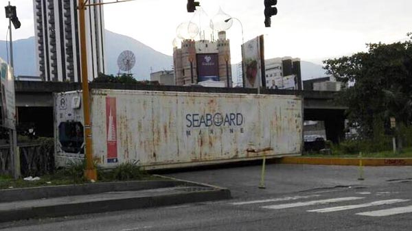 Containers bloquean los puentes de Las Mercedes y Bello Monte | Foto: Twitter