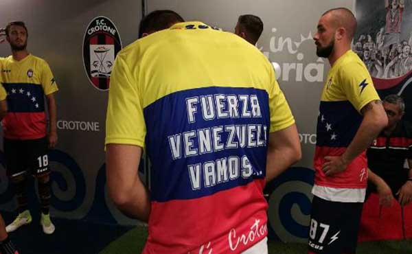 Equipo italiano lució el tricolor nacional en apoyo a Venezuela | Foto: @fccrotoneoff