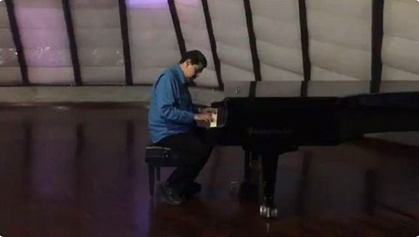 Nicolás Maduro tocando el piano | Foto: Captura de video