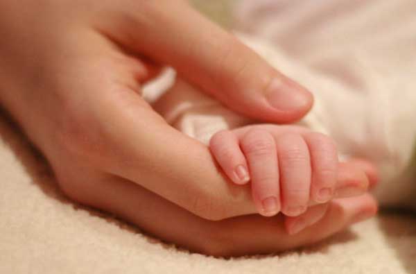 Bebé nace con anticonceptivo de la mamá en la mano | Foto referencial
