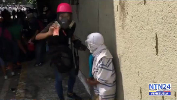 Periodista ofrece galleta a niño en situación de calle durante protesta | Captura de video