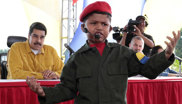 Niño vestido como Chávez recita frente a las cámaras | Foto: @PresidencialVen