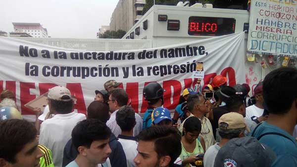 Abuelos colocaron pancarta en tanqueta con mensaje a Maduro | Foto: Sumarium