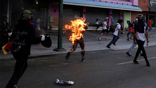 Joven quemado en Altamira | Foto: Marco Bello / Reuters