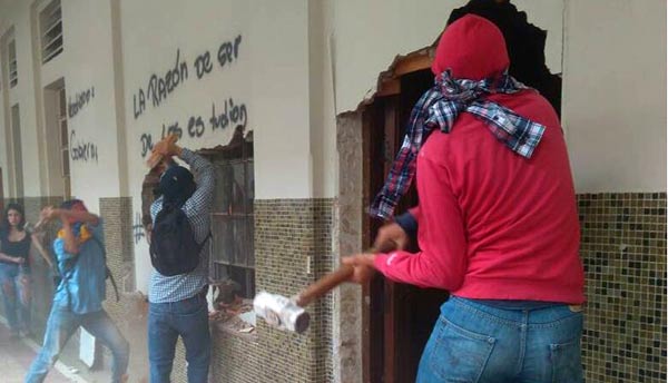 Estudiante de la UCAT derriban pared | Foto: Twitter
