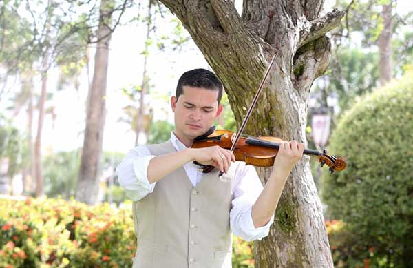 El violinista venezolano, Simon Gollo | Foto: Stoppels Photography