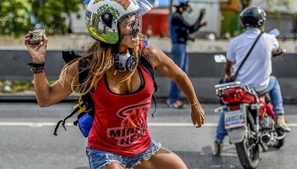 La 'Mujer Maravilla' protesta contra Maduro | Foto: AFP