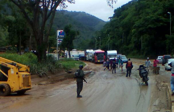 Derrumbe colapsó el tránsito en la Autopista Regional del Centro | Foto: @galindojorgemij 