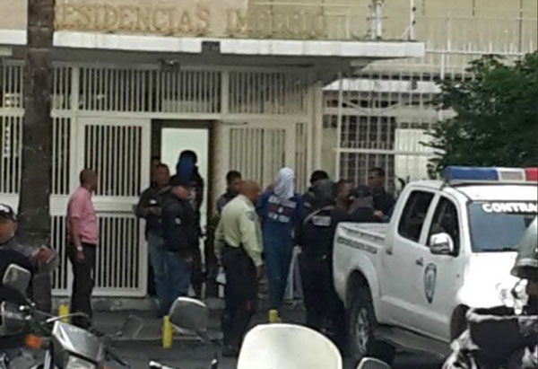 15 detenidos dejó allanamiento en Los Palos Grandes | Foto: @AlbertoRT51