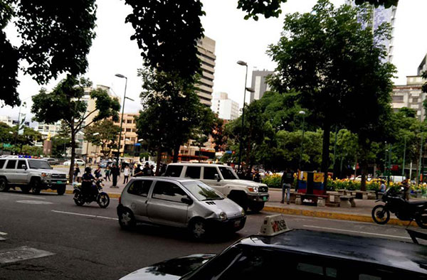 Detuvieron a jóvenes opositores durante allanamiento en Plaza Altamira | Foto: vía @ReporteYa