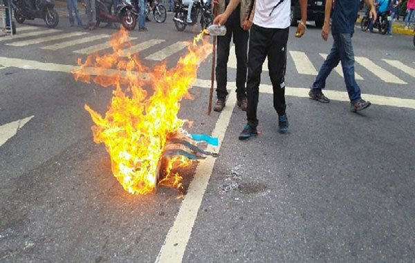 Manifestantes en Altamira quemaron la bandera de Cuba | Foto: Twitter
