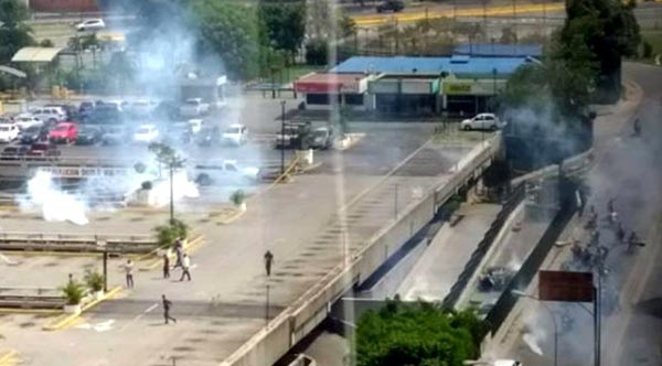 GNB persigue a manifestantes hasta el CCCT | Foto: Twitter