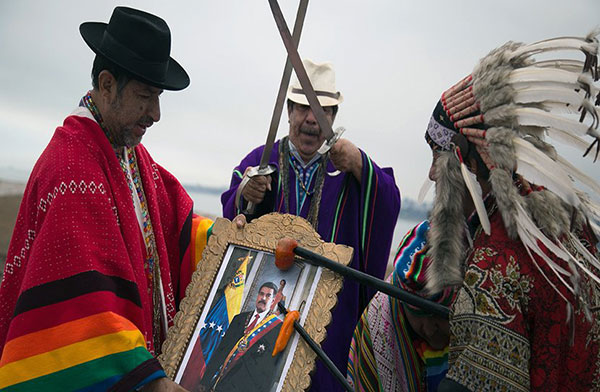 Chamanes peruanos realizaron ritual para pedir la renuncia de Maduro | Foto: EFE