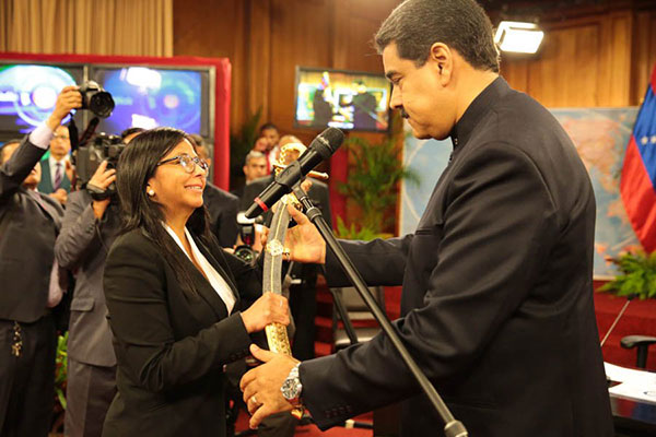 Maduro entregó reconocimiento a Delcy Rodríguez "por su labor en defensa de la patria" | Foto: @PresidencialVen 