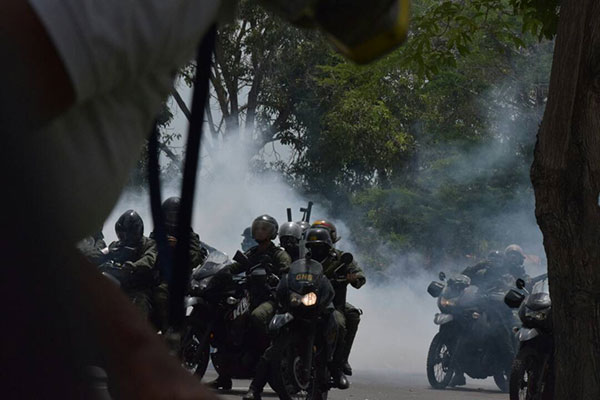 GNB arremetió contra periodistas que registraban represión en Maracaibo | Foto: Twitter