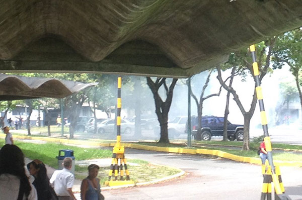 Reportaron siete heridos tras represión a estudiantes en la UCV | Foto: Twitter