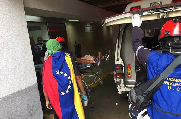 Represión en Caracas de este miércoles dejó más de 100 personas heridas y lesionadas | Foto: Twitter