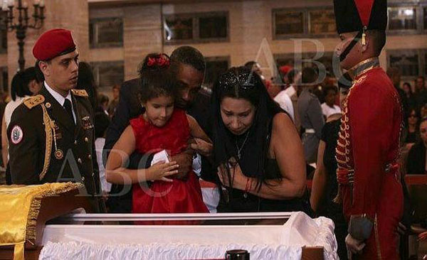 Nidia Fajardo y su hija ante los restos de Chávez | Foto: ABC
