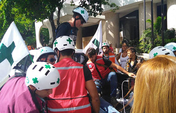 Estudiante se lanzó del distribuidor Altamira para evitar ser detenido por la GNB | Foto: Efecto Cocuyo