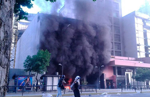 Encapuchados quemaron sede de la Magistratura en Chacao (Fotos+Videos)