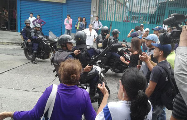 Captan momento en que Polimérida dispara a quemarropa a manifestantes | Foto: @YanaraVivas