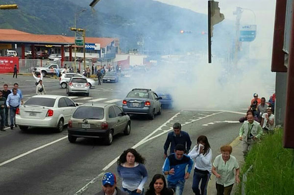 Reportar varios heridos tras represión de la GNB al gran plantón en Mérida | Foto: Twitter