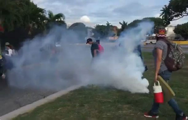GNB reprime a manifestantes que hacían plantón en la Francisco Fajardo #5Jun | Captura de video