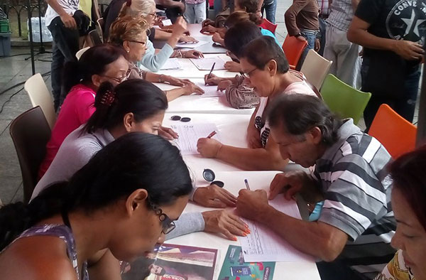 Instalan 21 puntos para recolectar firmas de la Constituyente en Caracas | Foto: @ZulayAguirre  