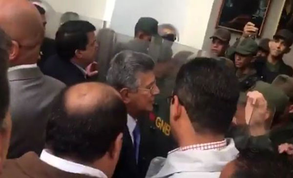 Ramos Allup le “ofreció unas manos” a GNB que atropellaron a diputados y periodistas en la AN | Captura de video