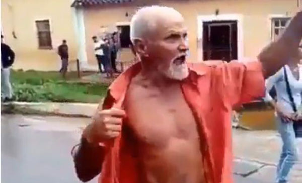 Anciano en protesta | Foto: captura de video