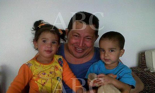 Sara Manuela junto a un nieto de Chávez | Foto: ABC